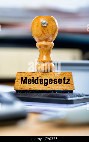Timbres en caoutchouc avec le libellé "eldegesetz', l'allemand pour le droit d'inscription, sur un bureau Banque D'Images