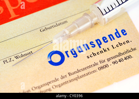 Seringue sur une carte de don d'organes, image symbolique pour les dons d'organes Banque D'Images