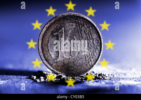 Brûlé 1 pièce en euros dans la cendre entourée par les étoiles de l'UE, image symbolique de la crise de l'euro Banque D'Images