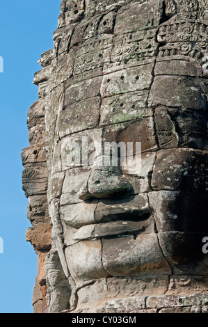 Le sourire d'Angkor, l'énorme visage sculpté dans la pierre sur une tour, temple Bayon, Angkor Thom, Siem Reap, Cambodge, Asie Banque D'Images