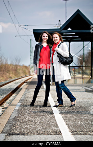 Fille et femme sur la plate-forme d'un rail station Banque D'Images