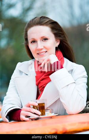 Jeune femme dans un café en plein air Banque D'Images
