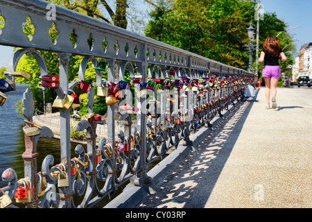 Cadenas d'amour sur Schwanenwikbruecke bridge, Hambourg Banque D'Images