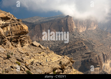 Randonneur dans le Grand Canyon d'Oman dans l'Oued Nakhur au pied de la montagne Jebel Shams, Al Hajar Mountains, Sultanat d'Oman Banque D'Images