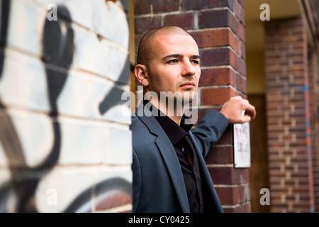 Jeune homme dans le cadre urbain, portrait Banque D'Images