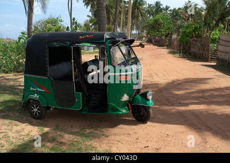 Tuck Tuck motor car stationné sur la chaussée à Waikkal, Sri Lanka Banque D'Images