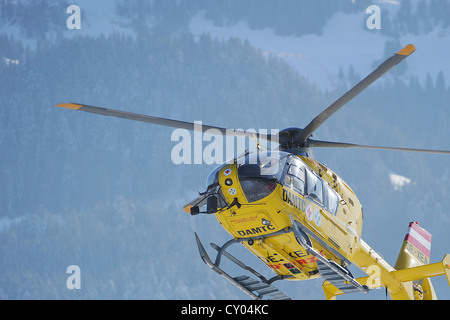 Un hélicoptère de sauvetage pendant l'atterrissage, Kitzbühel, Tyrol, Autriche, Europe Banque D'Images