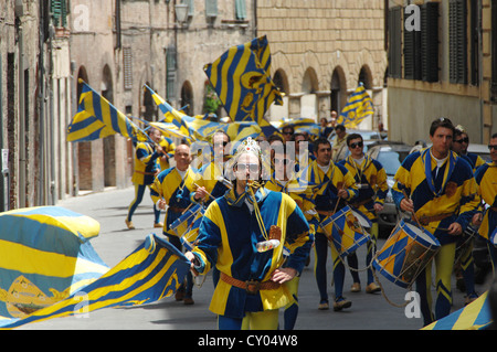 Après la victoire de leur district, les gens en costumes médiévaux se déplace dans tous les districts, Palio, Sienne, Toscane Banque D'Images