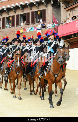 En marchant de la police garde d'honneur, Palio, Piazza del Campo square, Sienne, Toscane, Italie, Europe Banque D'Images