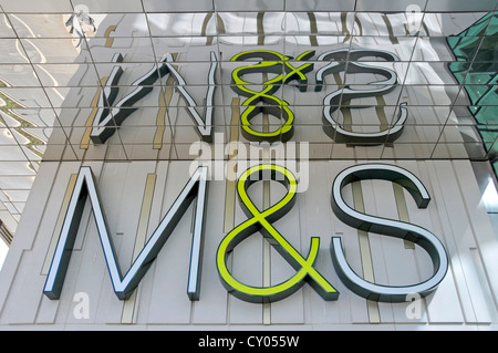 M&S magasin affiche logo reflet dans carreaux miroir au-dessus des marques Et Spencer au centre commercial Westfield Stratford Newham East Londres Angleterre Royaume-Uni Banque D'Images