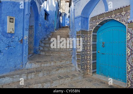 Ruelle étroite avec étapes et maisons bleu dans la vieille ville de Chefchaouen ou Chaouen, Tanger-Tétouan, Maroc, Maghreb Banque D'Images