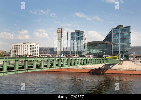 Gustav-Heinemann-Bruecke pont en face de la gare principale, de la vallée de la Spree, la rivière Spree, Mitte, Berlin trimestre Banque D'Images