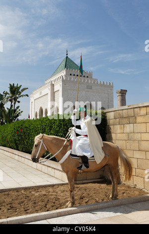 Garde côtière canadienne à cheval en face du mausolée de Mohammed V à Rabat, Rabat-Salé-Zemmour-Zaër, Maroc, Maghreb, Afrique Banque D'Images