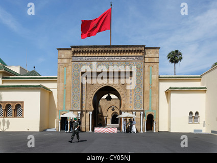 Drapeau marocain sur la porte d'entrée du Palais Royal de Rabat, Rabat-Salé-Zemmour-Zaër, Maroc, Maghreb, Afrique Banque D'Images