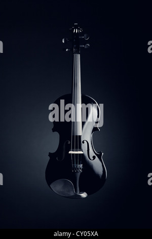 Violon noir élégant sur fond bleu profond Banque D'Images