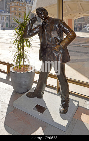 Statue de réinstallé Liffe trappeur avec téléphone mobile déplacé de Cannon Street vu à un emplacement intérieur à la Guildhall dans la ville de London UK Banque D'Images