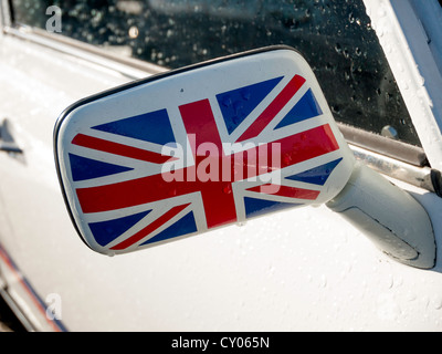 Close up of a wing mirror peint avec un drapeau de l'Union sur un livre blanc de 1993 historique 1275 BMC Mini voiture à moteur Banque D'Images