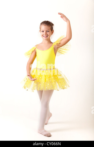 Smiling little ballerina costume jaune dans l'exercice de Banque D'Images