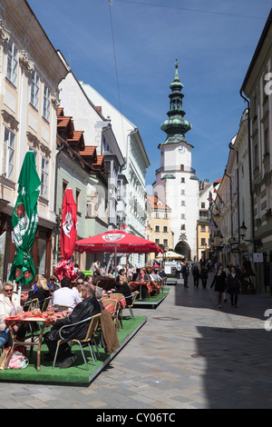 Michael's Gate dans la vieille ville de Bratislava, République slovaque, de l'Europe Banque D'Images