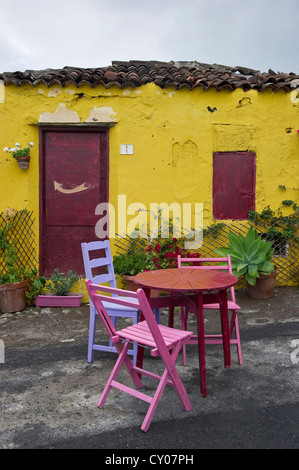 Tableau peint de couleurs vives et de chaises en face d'une maison, Benijo, montagnes d'Anaga, Tenerife, Canaries, Espagne, Europe Banque D'Images