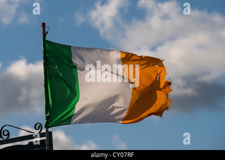 Drapeau national irlandais flottant au vent, contre un ciel avec des nuages, l'Irlande, Europe Banque D'Images