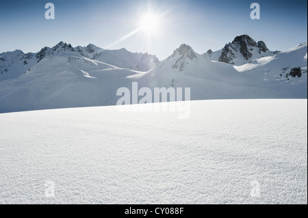 La neige profonde avec des pics de montagne et le soleil, Tignes, Val d'Isère, Savoie, Alpes, France, Europe Banque D'Images