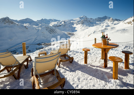 Bouteille de champagne dans un bar, des paysages de montagne, Tignes, Val d'Isère, Savoie, Alpes, France, Europe Banque D'Images