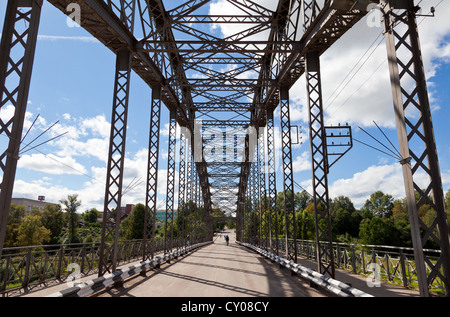 Vieux pont métallique en arc en région de Novgorod, en Russie. Vue de l'intérieur. Banque D'Images