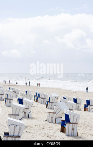 Chaises de plage en osier couvert sur la plage de Westerland, Sylt, Schleswig-Holstein Banque D'Images