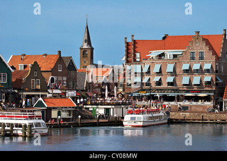 Pays-bas, Edam-Volendam, vue sur le port, et l'Église Réformée Spire dans l'arrière-plan. Banque D'Images