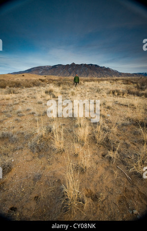 Homme debout dans le paysage prises sur la montagnes de Sandia, Nouveau Mexique