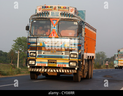 Tata indiennes 3118C heavy truck parcourir l'autoroute Bengali au coucher du soleil Banque D'Images