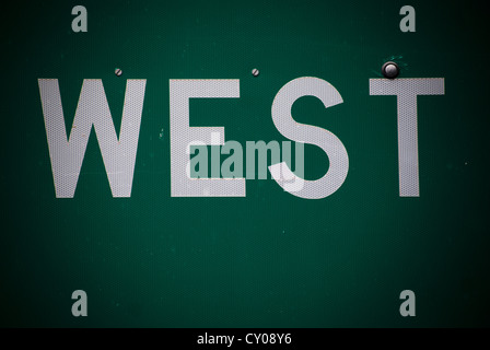 De plus l'interstate road sign avec le mot 'ouest." prises sur l'interstate 40 East d'Albuquerque, New Mexico, USA. Banque D'Images
