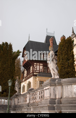 La Roumanie. La Transylvanie. Sinaia. Château de Peles. Dans la statuaire des jardins. Banque D'Images