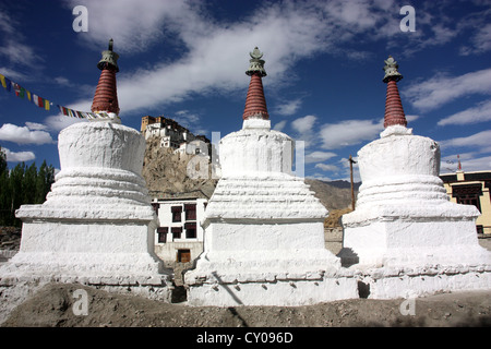 Chorten flèches du monastère de Shey élevé dans l'Himalaya, près de Leh, Ladakh, Inde du Nord Banque D'Images