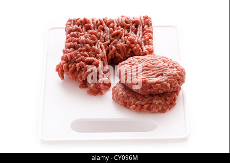 Faire des hamburgers ou beefburgers de bœuf hachée de boeuf haché ou isolé sur fond blanc Banque D'Images