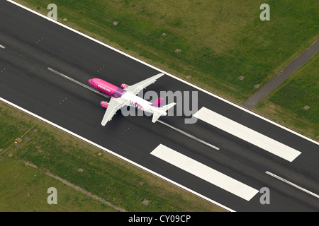 Vue aérienne, l'aéroport de Dortmund Wickede, piste, avion décollant, Holzwickede, Ruhr, Rhénanie du Nord-Westphalie Banque D'Images