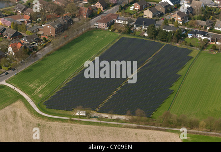 Vue aérienne, Champ de panneaux solaires, Isselburg, Münster, Rhénanie du Nord-Westphalie Banque D'Images