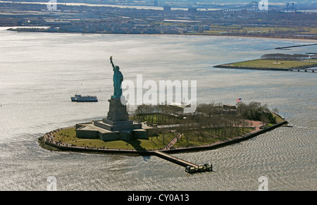 Vue aérienne, vol touristique, Statue de la liberté, Liberty Island, New York City, New York, United States, Amérique du Nord Banque D'Images