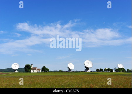 Raisting Station terrestre Satellite avec la chapelle de St Jean, Pfaffenwinkel region, cinq lacs, Haute-Bavière, Bavière Banque D'Images