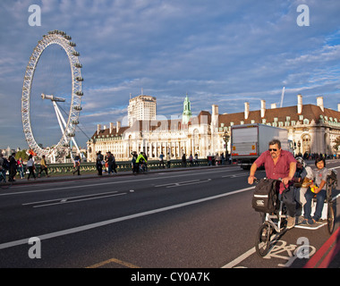 Vue sur Westminster Bridge Road montrant London Eye en arrière-plan, Ville de Westminter, Londres, Angleterre, Royaume-Uni Banque D'Images