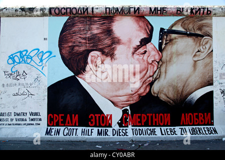 Baiser fraternel entre Leonid Brejnev et Erich Honecker, peinture par Dmitri Vrubel Vladimirovitch, reste du mur de Berlin Banque D'Images