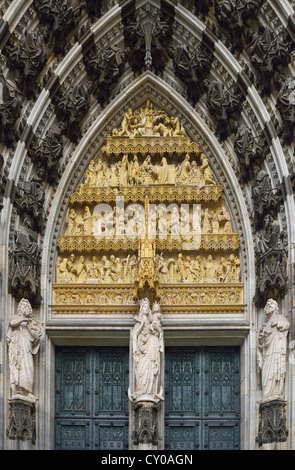 Koelner Dom, la cathédrale de Cologne, classée au Patrimoine Mondial de l'UNESCO, vue détaillée de l'avant de l'ouest, principal portail Banque D'Images