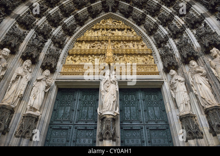 La cathédrale de Cologne, détail, entrée ouest, Marie et l'enfant Christ gothique avec des rangées de chiffres ci-dessus Banque D'Images