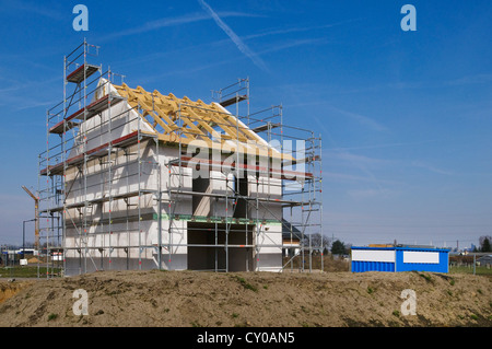 Construction maison site, enveloppe du bâtiment entouré d'échafaudages, Erftkreis district, Rhénanie du Nord-Westphalie, PublicGround Banque D'Images