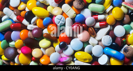 Médicaments périmés, mélange coloré de gélules, pilules et comprimés, full frame Banque D'Images