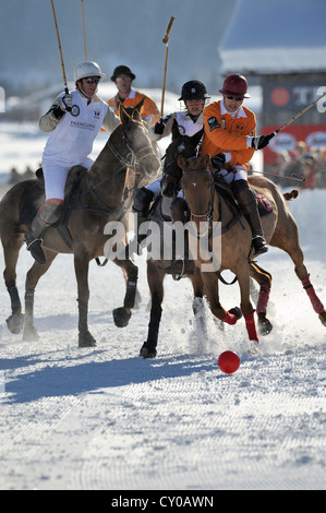 Joueurs de Polo dans une dure bataille pour la balle, de gauche à droite - Ignacio Garrahan et Marie-Jeanette Ferch de Parmigiani' et 'l'équipe Banque D'Images