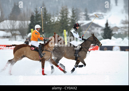 Deux joueurs galoper dans la neige, l'équipe de Southwell Tarquin 'Hawker Beechkraft' suivi par Francisco Podesta de team Banque D'Images