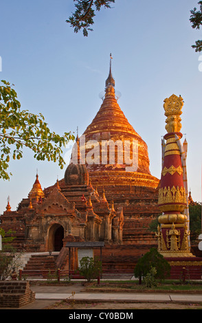 La pagode DHAMMAYAZIKA est doré en forme de cloche et achevé en 1196 AD par Narapatisithu - BAGAN, MYANMAR Banque D'Images