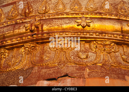 Gaurdian Cheppu sur les divinités en forme de cloche PAGODE DHAMMAYAZIKA doré terminé en 1196 AD par Narapatisithu - BAGAN, MYANMAR Banque D'Images